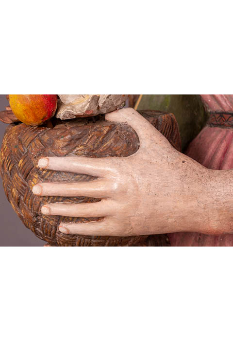 Hilber Restaurierung, München, Joseph Hilber. Gefasste gotische Skulptur der Heiligen Dorothea. Detailansicht der linken Hand mit Obstkorb nach der Restaurierung.