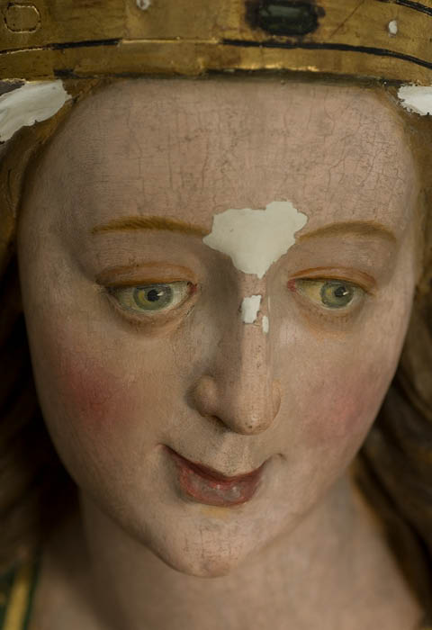 Hilber Restaurierung, München, Joseph Hilber. Gefasste gotische Skulptur der Heiligen Dorothea. Detailansicht des Inkarnats des Gesichts nach der Kittung von Fassungsfehlstellen.