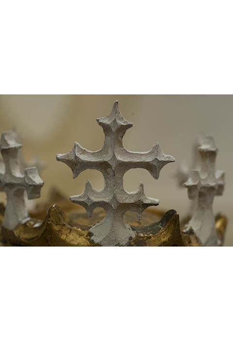 Hilber Restaurierung, München, Joseph Hilber. Gefasste gotische Skulptur der Heiligen Dorothea. Detailansicht der Krone mit in Lindenholz ergänzten und geschnitzen Zacken. Zwischenzustand nach der Grundierung mit Kreidegrund.