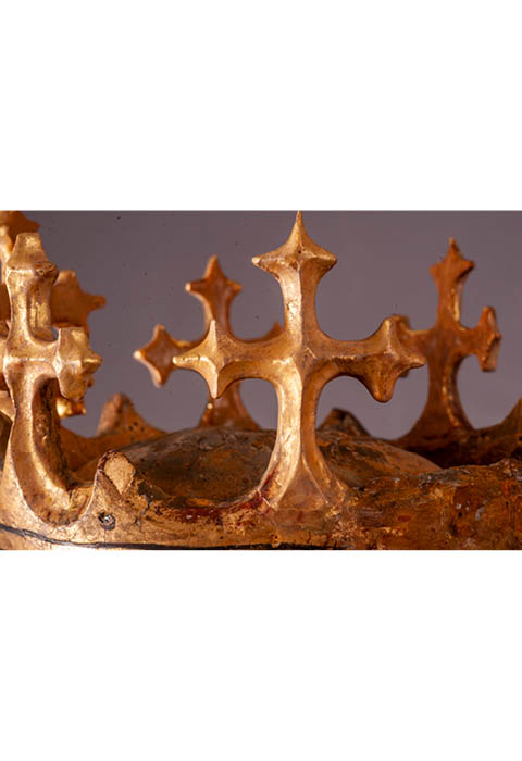 Hilber Restaurierung, München, Joseph Hilber. Gefasste gotische Skulptur der Heiligen Dorothea. Detailansicht der Krone mit in Lindenholz ergänzten und vergoldeten Zacken.
