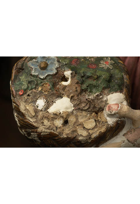 Hilber Restaurierung, München, Joseph Hilber. Gefasste gotische Skulptur der Heiligen Dorothea. Draufsicht auf den Blumen- und Früchtekorb vor der Applizierung und Retusche der Blumen und Früchte.