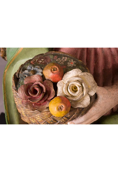Hilber Restaurierung, München, Joseph Hilber. Gefasste gotische Skulptur der Heiligen Dorothea. Draufsicht auf den Blumen- und Früchtekorb nach der Restaurierung. Lockere Blumen und Früchte wurden befestigt und retuschiert.