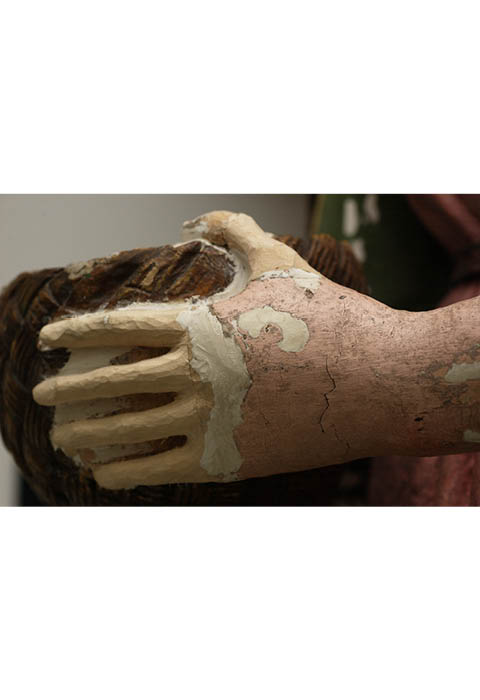 Hilber Restaurierung, München, Joseph Hilber. Gefasste gotische Skulptur der Heiligen Dorothea. Zwischenzustand: Die fehlenden fünf Finger der linken Hand sind in Lindenholz ergänzt und nachgeschnitzt.